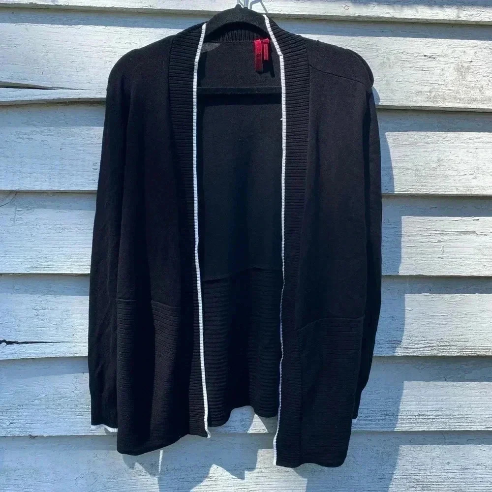 Love Scarlet, black cardigan white, running around edge excellent condition Sz L